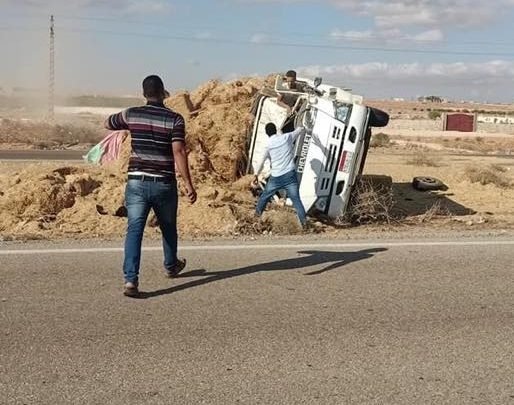 أبناء قبائل مطروح ينقذون سائق من الموت بعد انقلابة بسيارة نقل أعلاف