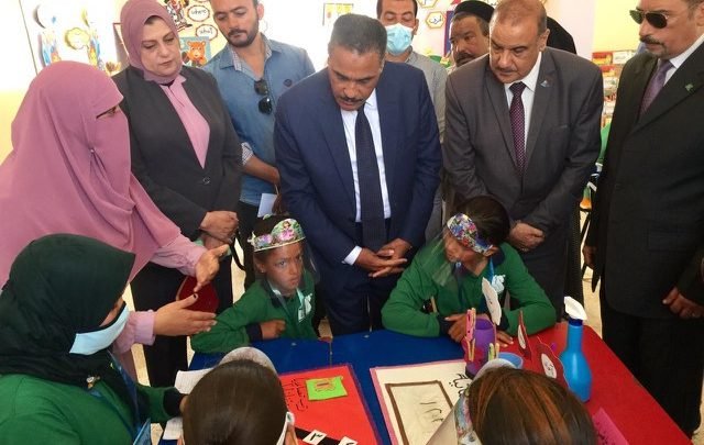 محافظ مطروح يتفقد مدرسة أولاد هيوب: مصر الخير أنشأت 98 مدرسة بالصحراء