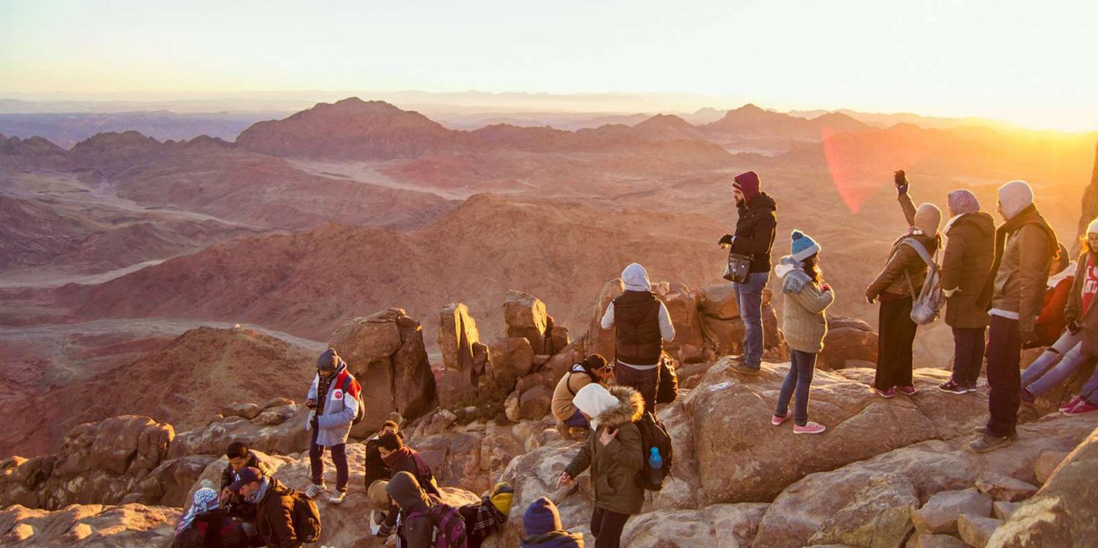 الزوار يستمتعون بشروق الشمس على قمة كاترين