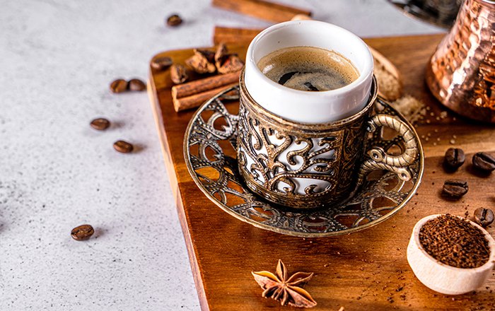 "القهوة العربية".. رمز الحفاوة واستقبال الضيوف عند البدو