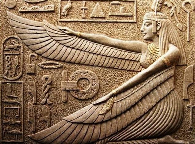 "ماعت".. إلهة العدالة والقوانين ورمز نظام الكون في حضارة مصر القديمة