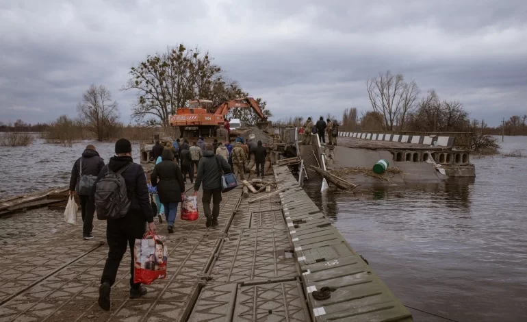 نصرا تكتيكيا .. سكان دميديف يُغرقون قريتهم لإنقاذ كييف من القوات الروسية