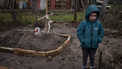آثار العدوان الروسي على أوكرانيا...مشهد مؤثر لطفل أوكراني يبكي بجوار قبر أمه