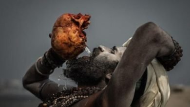 قبيلة هندية يأكلون اللحم البشري ويشربون من الجماجم