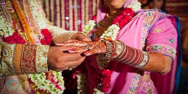 أبرزها "رمي العريس في بئر" و"إخفاء العروس".. تعرف على عادات الزواج الهندية