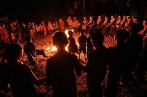 نساء هذه القبيلة يرقصن حول النار طوال الليل لسبب غريب.. أعرف التفاصيل