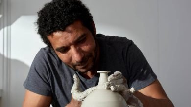 جَسد الفلكلور بطريقة حديثة في أعمال خزفية.. اعرف قصة الفنان التشكيلي المصري إبراهيم سعيد