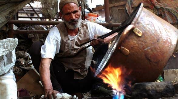 كان لها مكانة مرموقة.. أسرار مهنة مبيض النحاس في المجتمع المصري قديماً