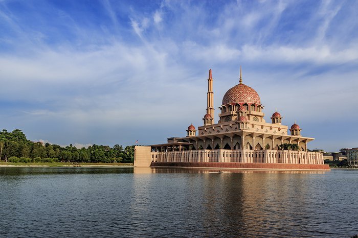 مسجد بوتراجايا.. تحفة معمارية ودينية في قلب ماليزيا