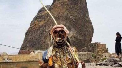 "الأمير" موروث شعبي في اليمن.. إرتداء قناع وجه الخروف مسلوخ بعيد الأضحي