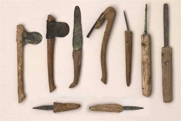 الآلات والأسلحة وطرق استخدامها في مصر القديمة