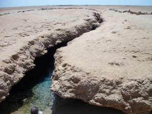 شق الزلزال في جنوب سيناء.. أغرب شق زلزالي من نوعه في العالم