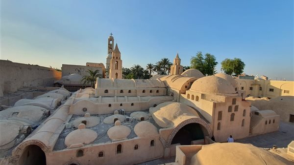 تعرف على دير الأنبا بيشوي بوادي النطرون يعد دير القديس الأنبا بيشوي من اقدم الاديرة المصرية والذى يقع في برية وادي النطرون غرب دلتا النيل شمال مصر، في منتصف المسافة بين مدينتي القاهرة والإسكندرية