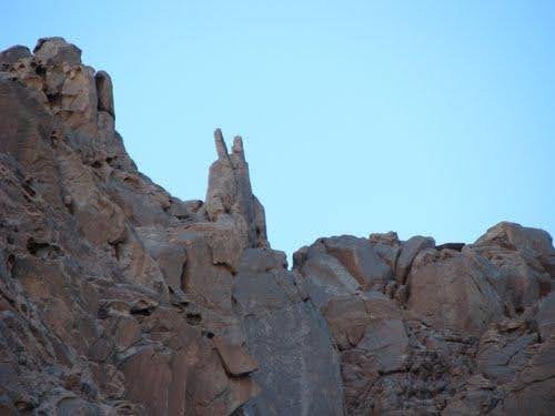 صخور جبل أم شومر وعليها علامة النصر