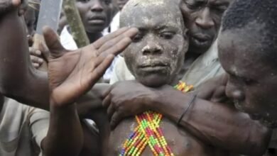 أغرب قبائل في العالم.. قبيلة في كينيا تخضع الرجال لـ"ختان" علني والسبب غير متوقع