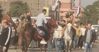 مسيرة بالخيول احتفالا بالانتخابات الرئاسية في شارع ترعة الساحل