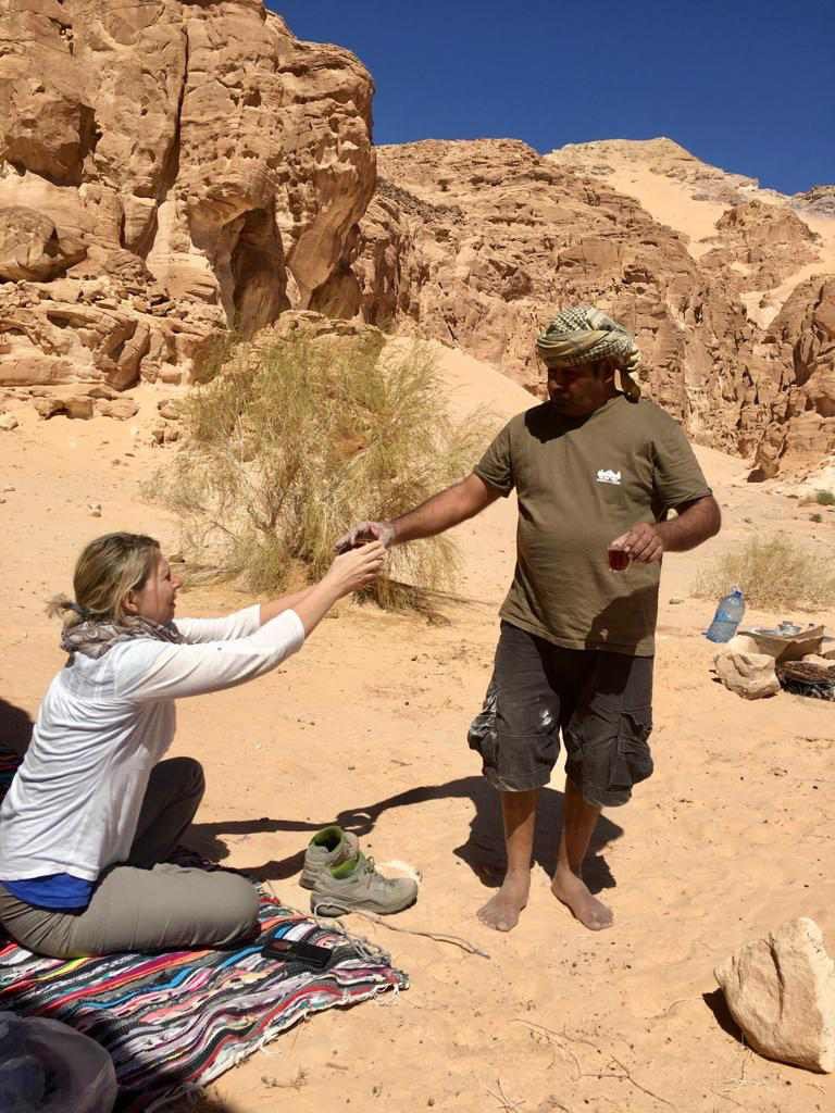 السياح الأجانب يستمتعون بطبيعة سيناء الساحرة