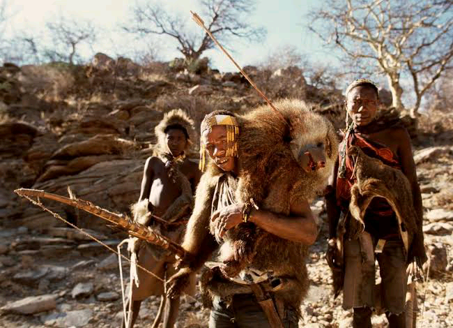 قبيلة "هازدا" المنعزلة خارج حدود الزمن.. يأكلون القرود ويعيشون في الكهوف
