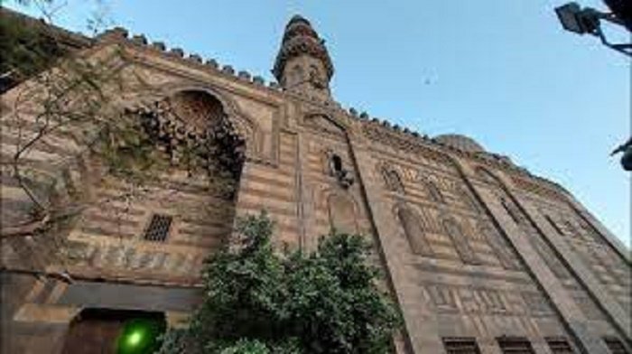 مسجد ومدرسة الجاي اليوسفي: تجسيد للفن والتعليم في القاهرة