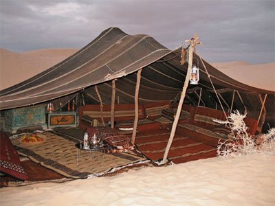 الخيمة البدوية: هندسة معمارية تقليدية تتحدى الزمان والمكان