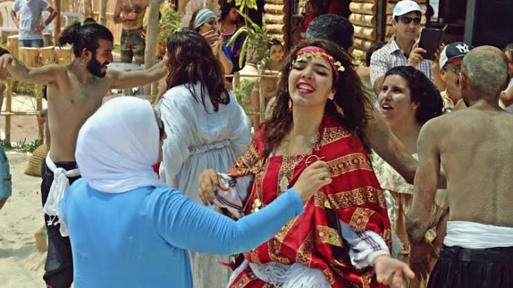 كيف تختلف الملابس النسائية بين القبائل الجزائرية؟