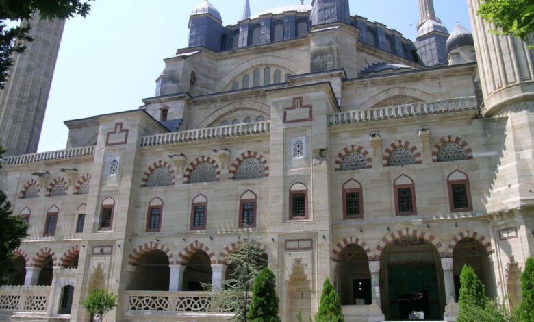 مسجد السليمية: جوهرة العمارة العثمانية التي تأسر الأبصار في غرب تركيا