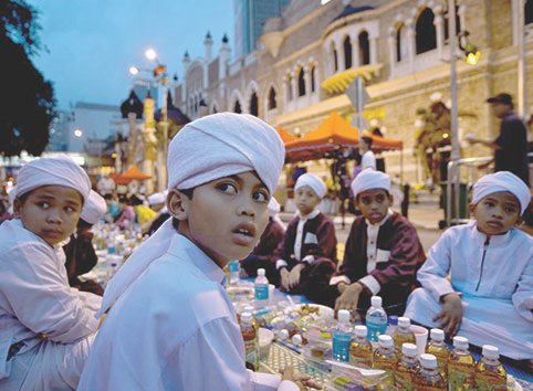 رمضان في البلاد العربية: تقاليد تُنير القلوب وتجمع الشمل