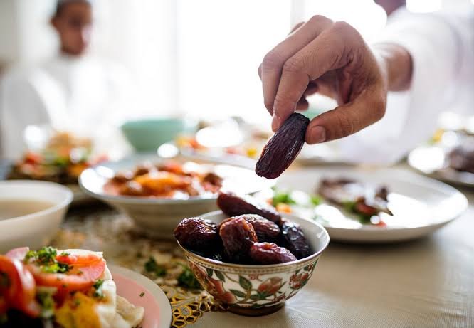 خبراء يكشفون عن أفضل نظام غذائي للصائم في رمضان