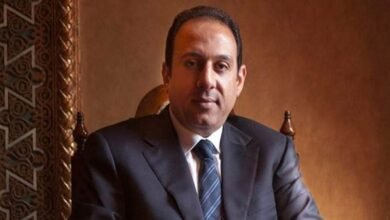 ابن البداري الأصل الذي يمشي على الأقدام بقلم: عبدالرحمن محمود  في عالمٍ يمتلئ بالوجاهة الاجتماعية والمظاهر الزائفة، يظل هناك أشخاص يثبتون أن البساطة والقرب من الناس هما سر النجاح الحقيقي. أحد هؤلاء هو الأستاذ عمر هريدي، ابن مركز البداري بمحافظة أسيوط، الذي لم تغيره المناصب أو الشهرة، وظل