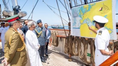 وفد من سفارة سلطنة عُمان بالقاهرة يستقبل سفينة شباب عمان في ميناء الإسكندرية