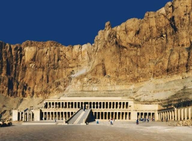 معبد الدير البحري: أيقونة المعمار الفرعوني على ضفاف طيبة الغربية