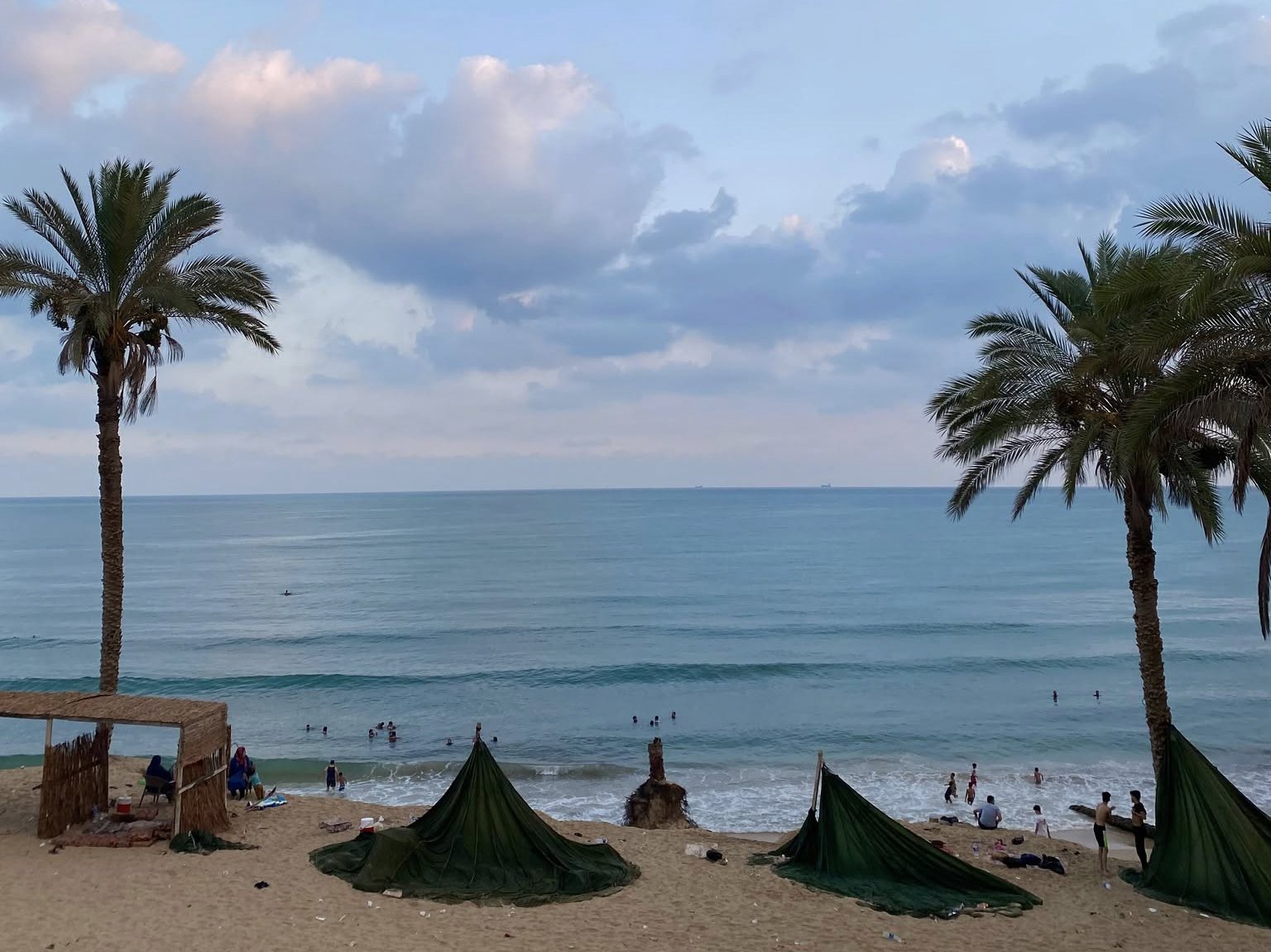 جانب من إقبال المواطنين على شاطيء العريش في الصباح الباكر