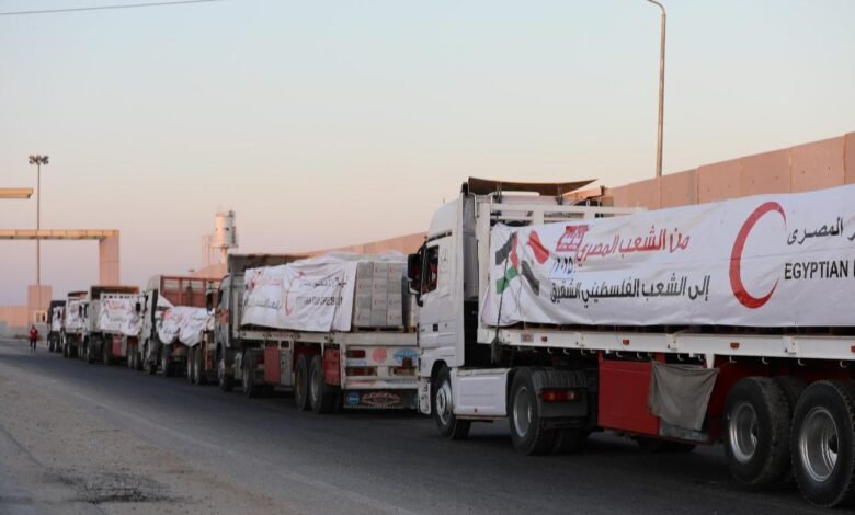 شاحنات المساعدات تعبر من مصر إلى غزة بالتزامن مع سريان هدنة إنسانية مؤقتة