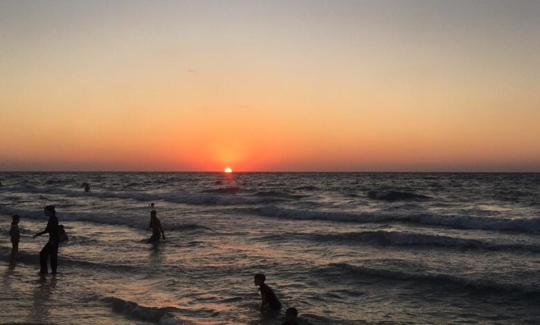 «صوت القبائل» توثق مشاهد غروب الشمس على شواطيء العريش الساحرة
