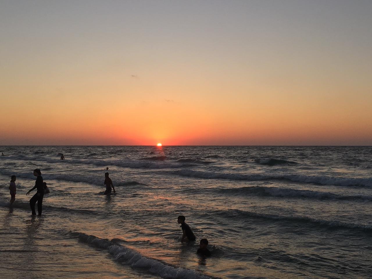 جانب من غروب الشمس على شاطيء العريش