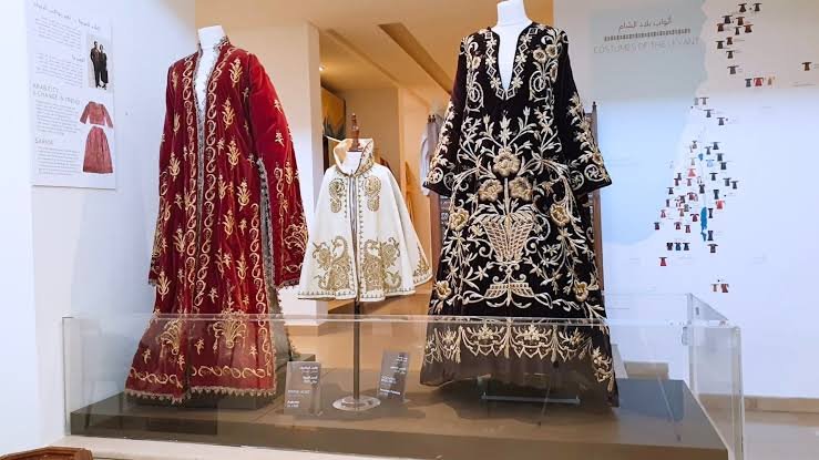 الزي النسائي التقليدي لدى قبائل سوريا.. موروث ثقافي وهوية تتحدى النسيان