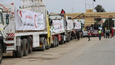 استمرار تدفق المساعدات من مصر إلى غزة وسط عراقيل الاحتلال الإسرائيلي