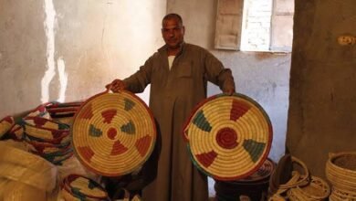 نسج السلال اليدوية.. فن ينقل الدفء من الصحراء إلى القلب