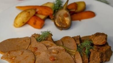 وجبة المطازيز: طبق الصحراء الذي يجمع العائلة على مائدة واحدة