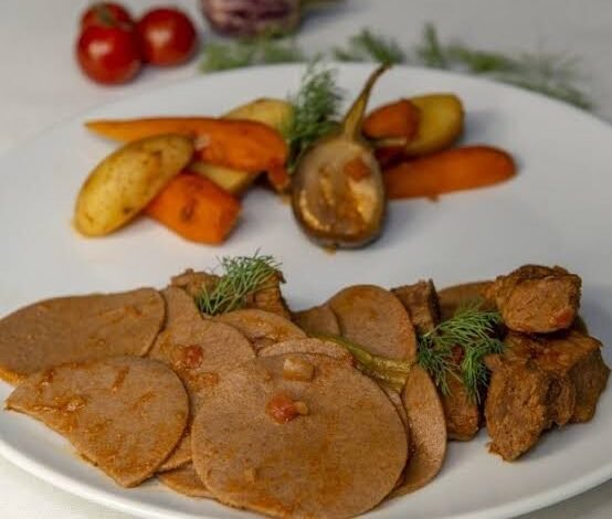 وجبة المطازيز: طبق الصحراء الذي يجمع العائلة على مائدة واحدة