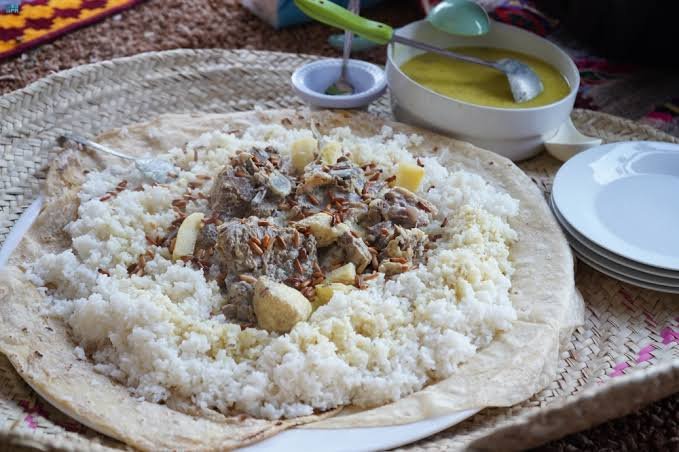 طبق المليحية: نكهة البادية التي تجمع بين البساطة والأصالة