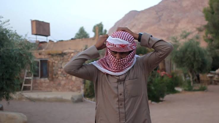 الشماغ البدوي.. قطعة تراثية تحكي قصة الهوية والكرم في المجتمعات القبلية