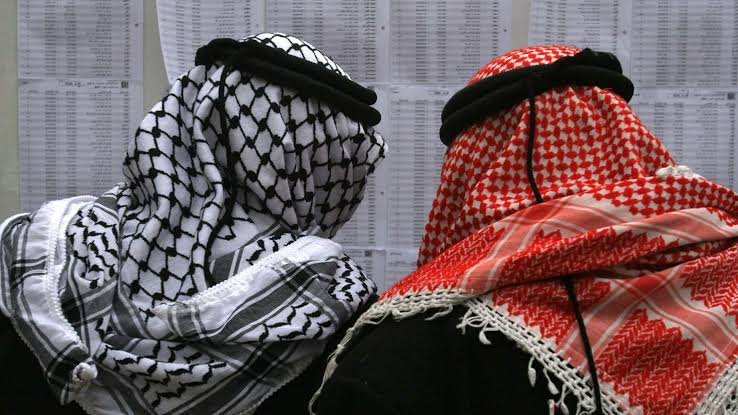 الكوفية البدوية: وشاح الصحراء الذي صار رمزًا للهوية والنضال