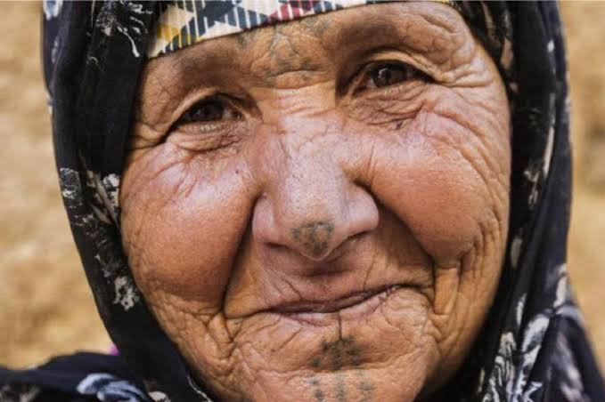 عادة الوشوم التقليدية عند نساء الأمازيغ.. إرث ثقافي يواجه الاندثار
