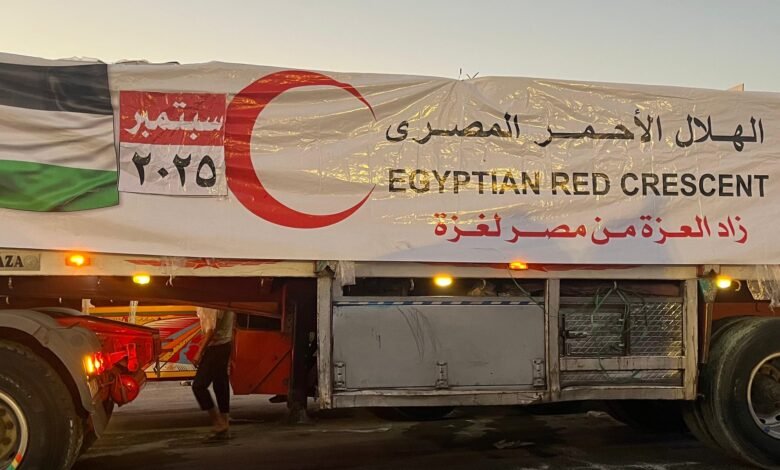 بعد إغلاق 3 أيام متتالية من جانب الاحتلال القافلة 42 زاد العزة تعبر معبر رفح