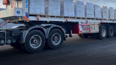 القافلة الـ43 تعبر رفح إلى غزة تحمل مساعدات إنسانية وطبية وسط تشديدات إسرائيلية