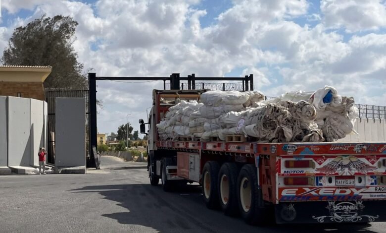 الاحتلال يتراجع ويفتح معبر كرم أبوسالم وعبور القافلة 44 زاد العزة عبر بوابة معبر رفح