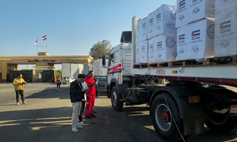  87 شاحنة إماراتية محمّلة بالمساعدات تعبر إلى غزة خلال أسبوع بدعم من وكالة الإمارات للمساعدات الدولية