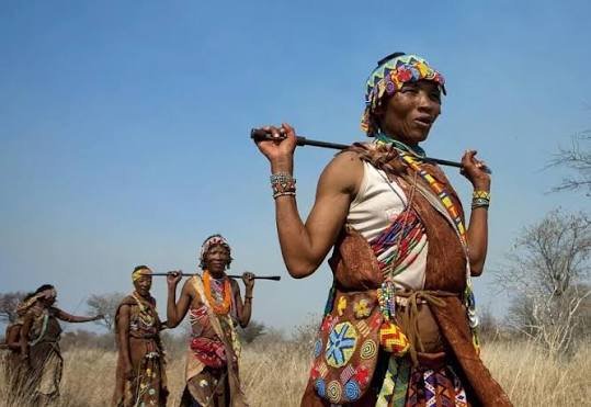 طقوس الصيد والرقص الروحي.. عادات تتحدى الزمن لدى قبيلة سان