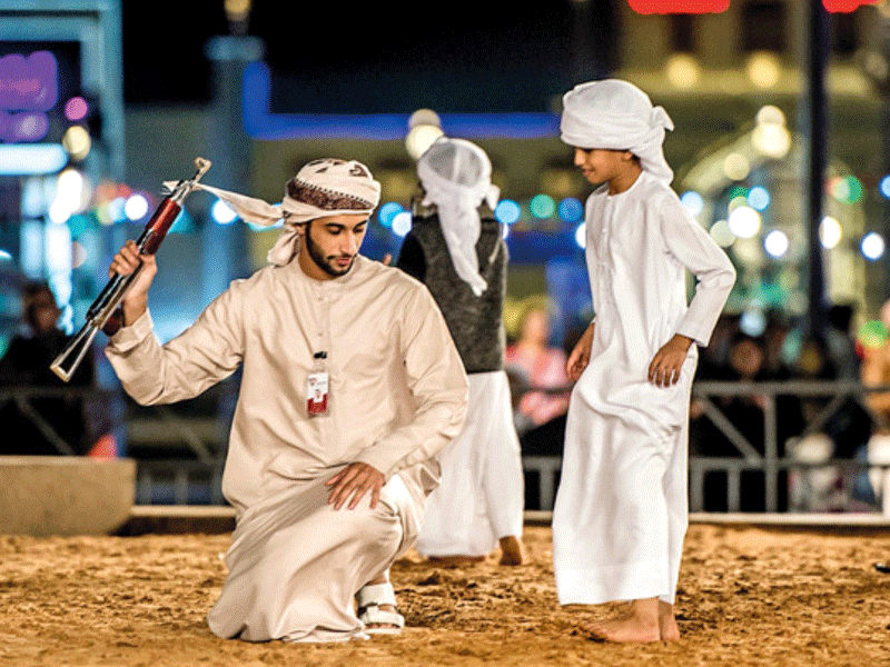 طقس العيالة.. رقصة السيوف والتراث في قلب الخليج العربي